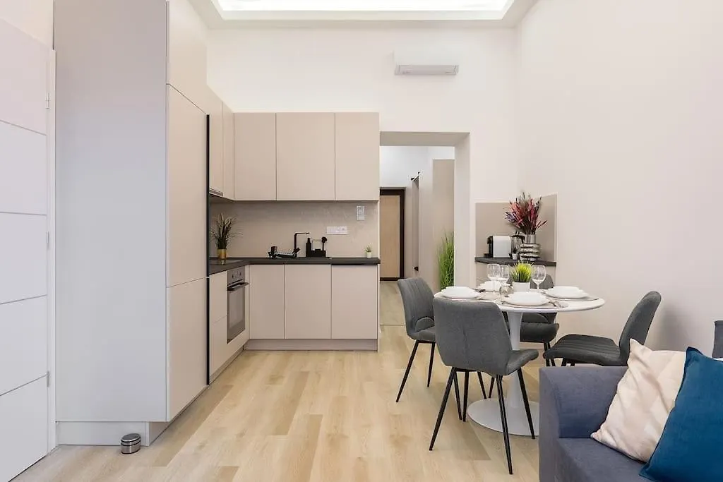 Deluxe Central Budapest Retreat - Free Parking Apartmán