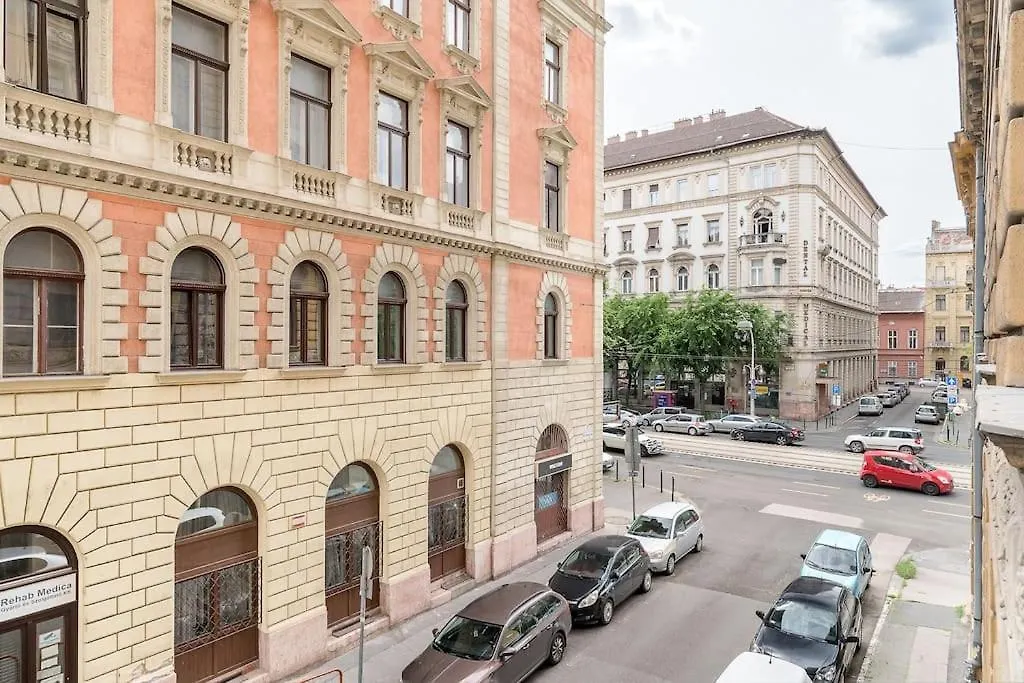 Deluxe Central Budapest Retreat - Free Parking 0*,  Maďarsko