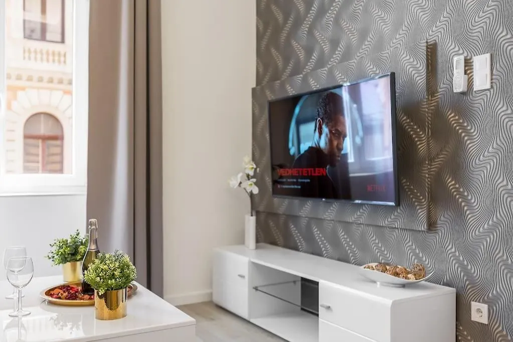 Deluxe Central Budapest Retreat - Free Parking Appartamento