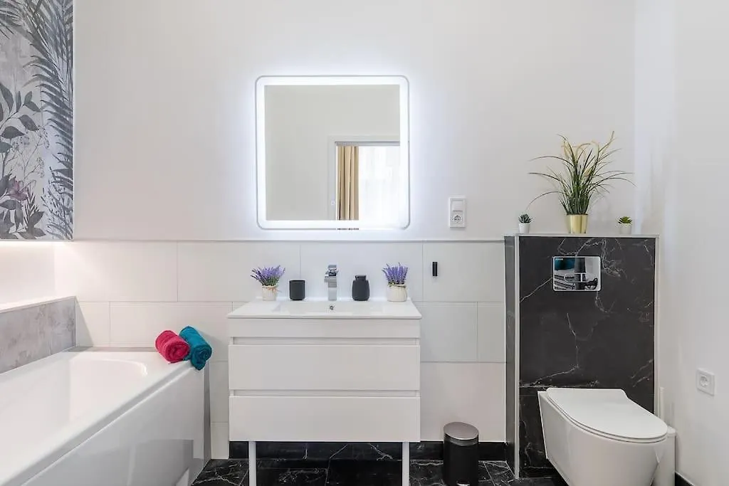 Deluxe Central Budapest Retreat - Free Parking Appartamento