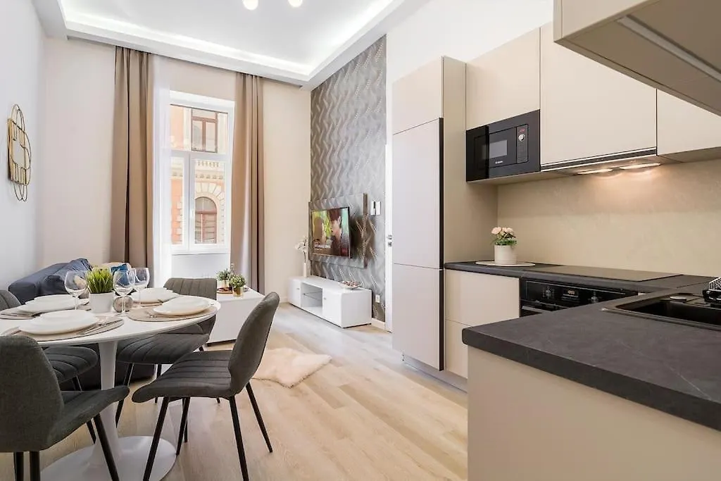 Deluxe Central Budapest Retreat - Free Parking 0*,  Ungheria