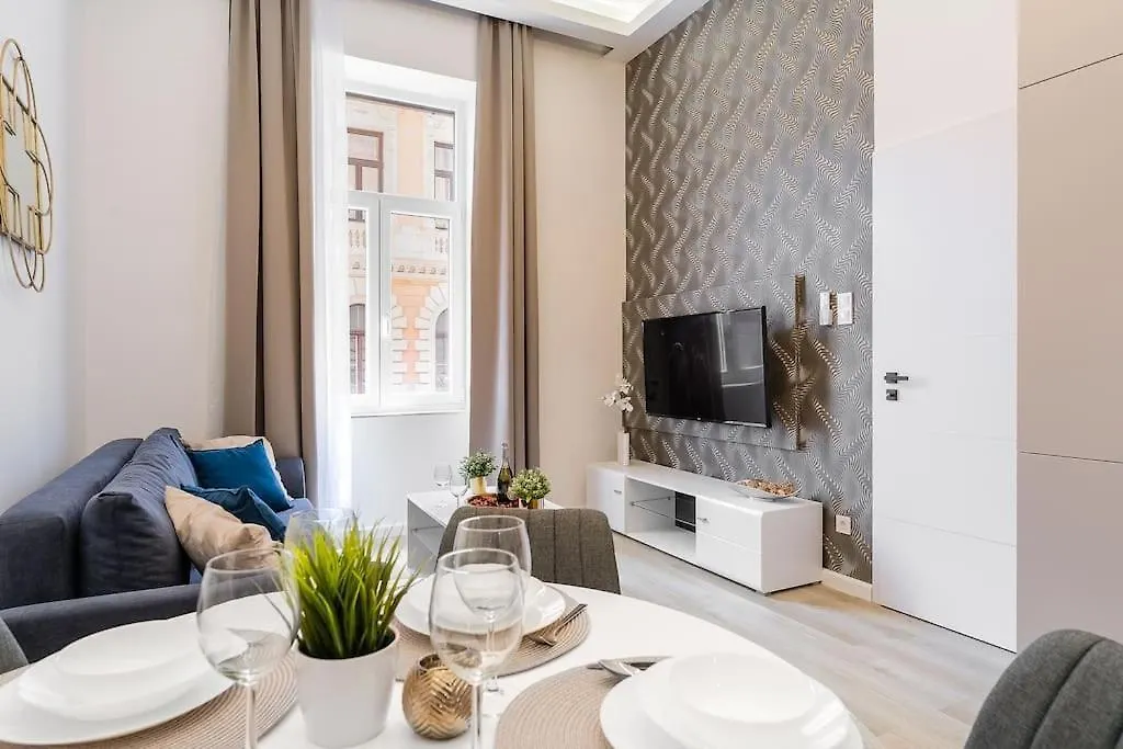 Deluxe Central Budapest Retreat - Free Parking Appartamento